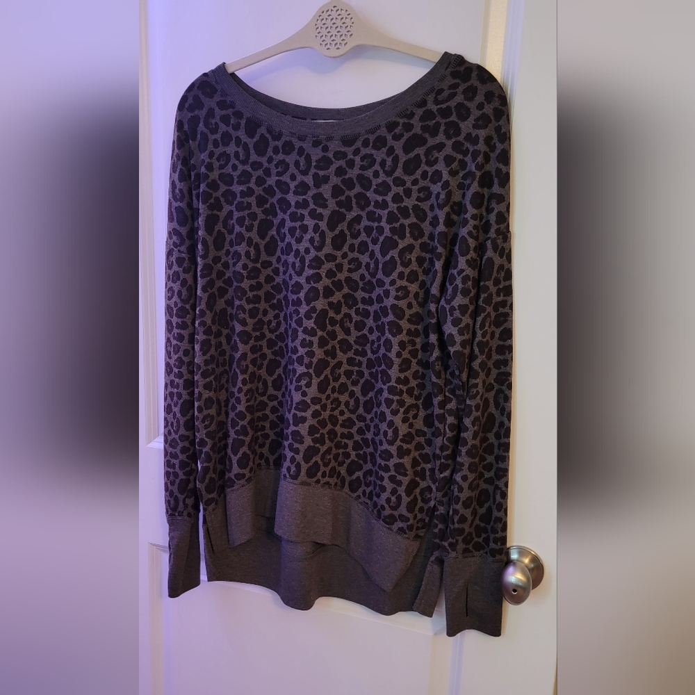 Cozy Leopard Print Drop Shoulder High/ Low Pullover Sweater - Grey Size M